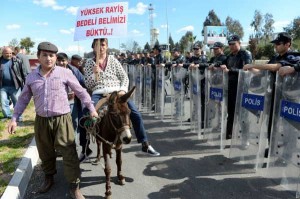 Antalya'da köylülerin 2B eylemine polis müdahalesi