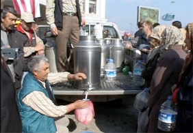 Sütçülerden protesto: Bandırma'da halka bedava süt dağıttılar