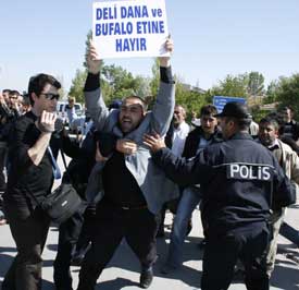 Besiciler protestolarını bakanlık önünde yapıyor