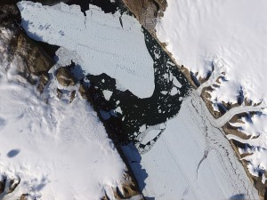 Grönland'dan dev bir buz parçası koptu