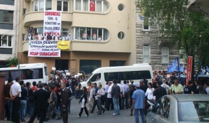Tekel işçileri İstanbul'daki Türk- İş binasını işgal etti.