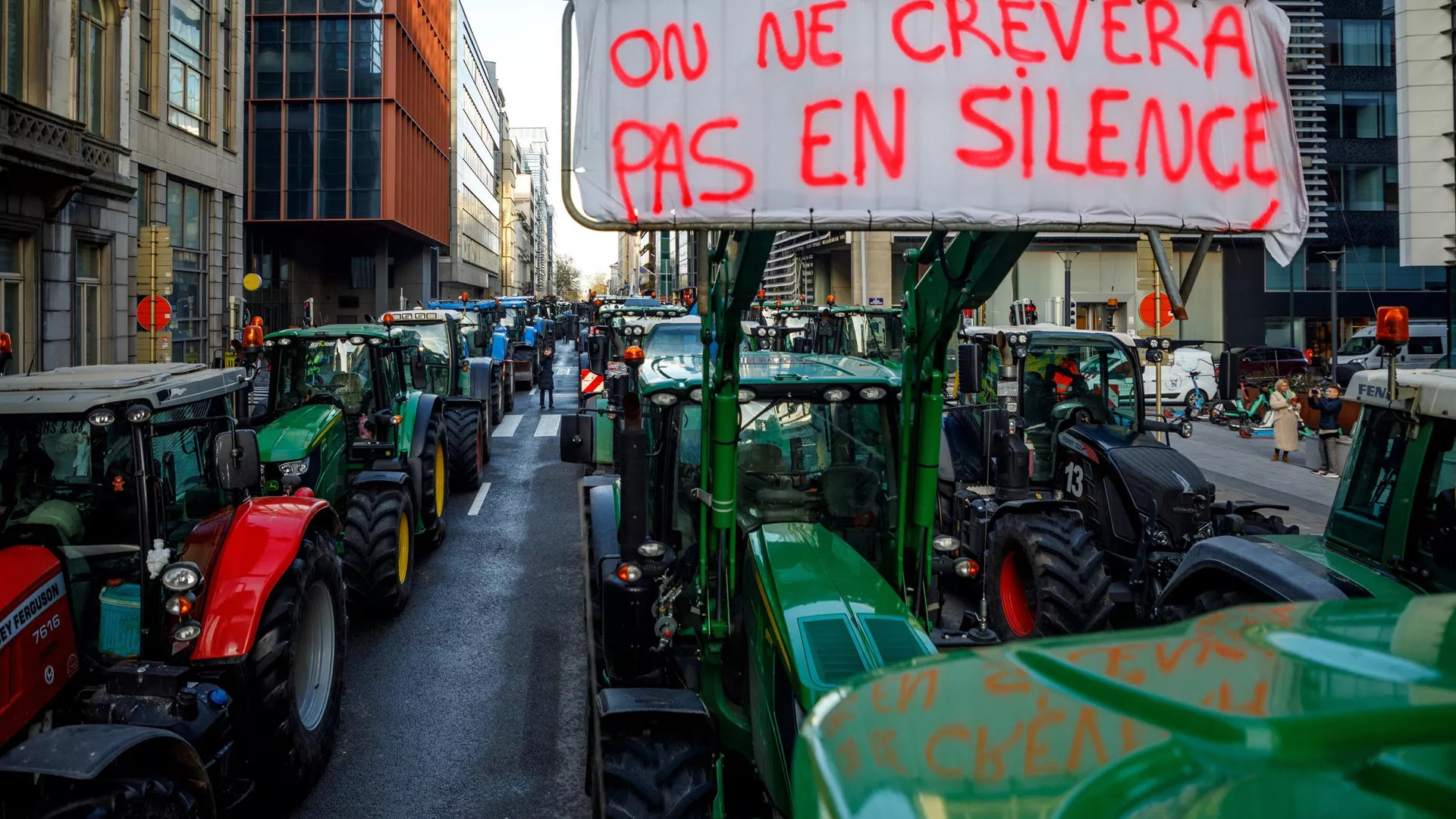 ECVC Brüksel'deki Luxembourg meydanından şunları talep ediyor: Serbest ticaret anlaşmalarına son verin ve köylüler için adil fiyatları sağlayın