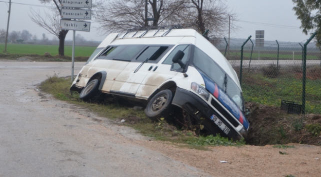 Adana'nın Kozan ilçesinde, tarım işçilerini taşıyan minibüs ile otomobilin çarpışması sonucu 10 kişi yaralandı