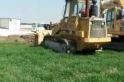 Depremzede çiftçinin buğday ekili tarlasına beton döküldü!